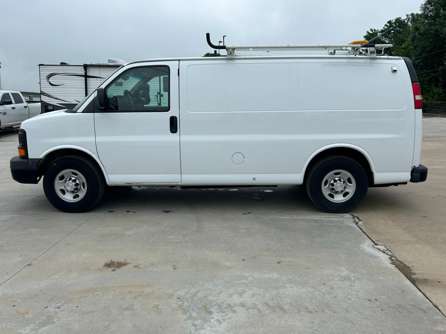 2014 White /Gray Chevrolet Express (1GCWGFCB5E1) , AUTOMATIC transmission, located at 17760 Hwy 62, Morris, OK, 74445, (918) 733-4887, 35.609104, -95.877060 - 2014 CHEVROLET EXPRESS CARGO VAN 6.0L V8 RWD FEATURING POWER LOCKS, POWER WINDOWS, MANUAL MIRRORS, MANUAL SEATS, AM/FM STEREO, LEATHER SEATS, LEATHER-WRAPPED STEERING WHEEL, TRACTION CONTROL, LOCKING METAL CONSOLE, STEEL SHELVES, SPLIT SWING-OUT RIGHT DOORS, AND TOW PACKAGE. EQUIPPED WITH A CNG FUE - Photo#7